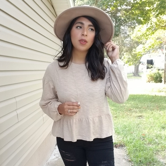 DE LA CREME CREAM RUFFLE MARLED TOP PUFF - Picture 3 of 12